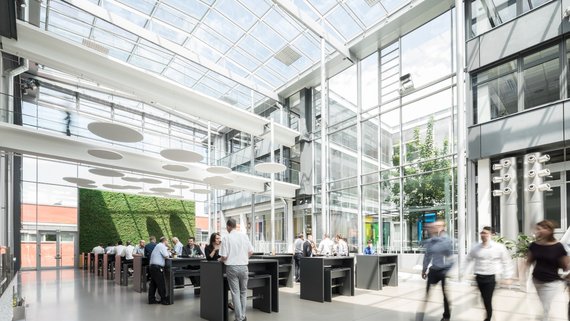 Moderne Innenarchitektur im Bechtle Headquarter – offener Raum für Begegnung und Austausch.