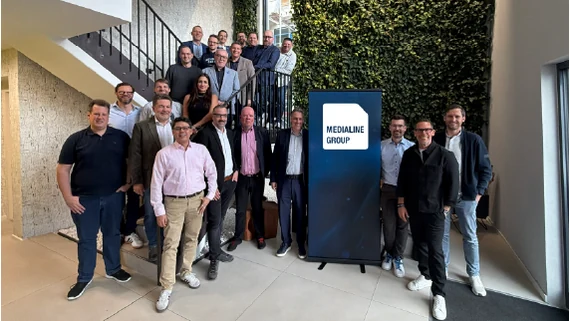 Medialine-Teamfoto im modernen Unternehmensumfeld.