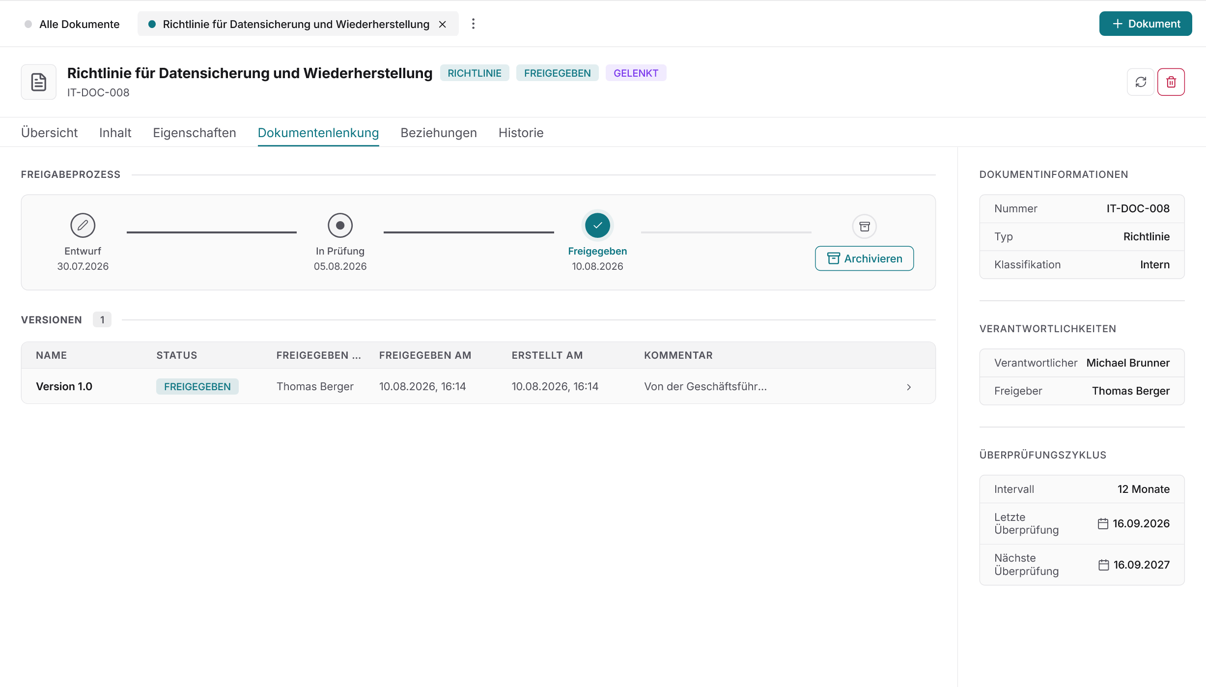 Docusnap365-Docs mit dem Reiter Dokumentenlenkung einer Richtlinie mit dem Freigabeprozess aus Entwurf, In Prüfung, Freigegeben und Archivieren sowie der Tabelle der Versionen mit Status und Datum